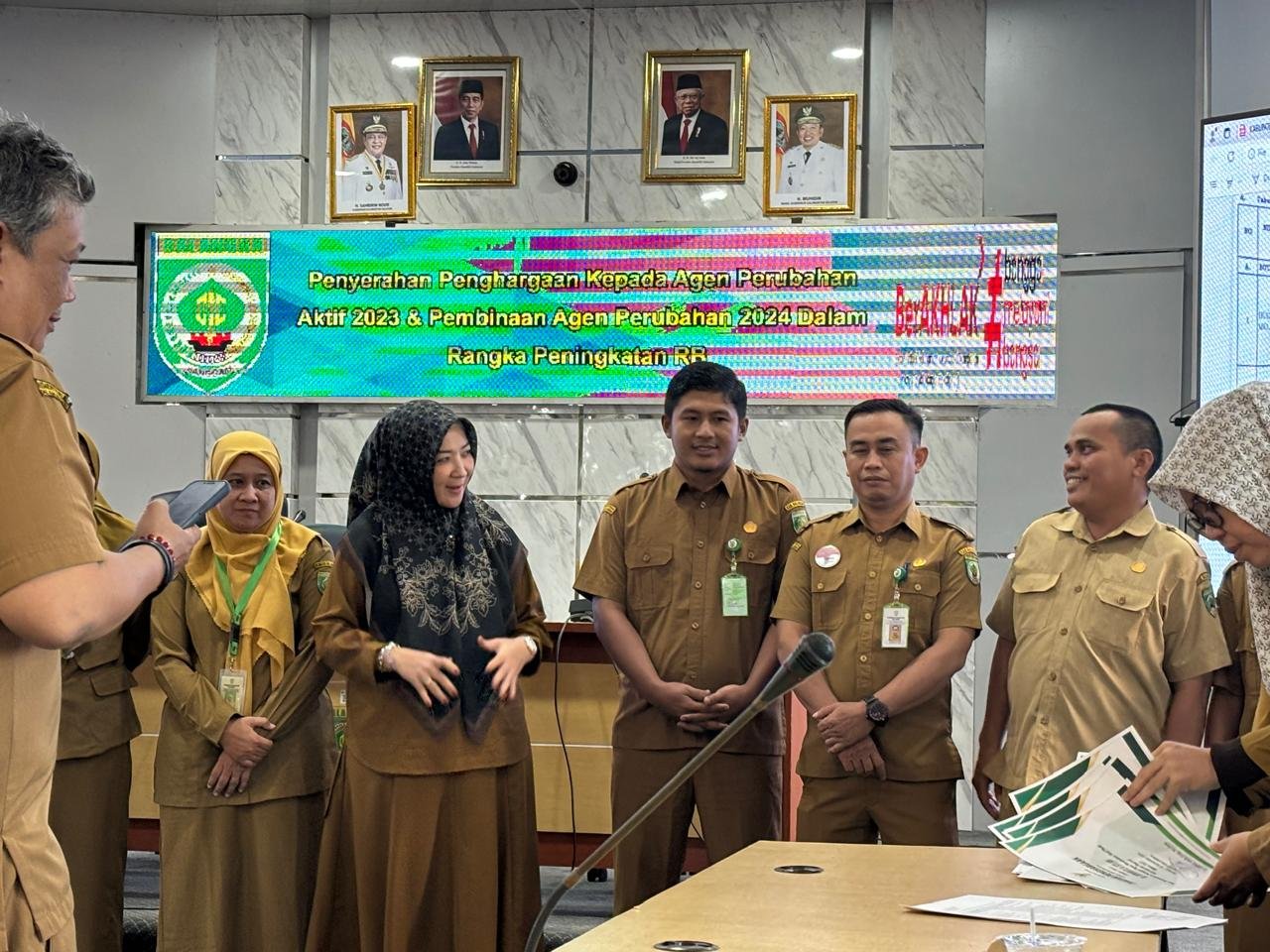 Penyerahan penghargaan kepada agen perubahan aktif tahun 2023. Dari DPMPTSP di wakili oleh fitri efendi dan ahmad. Bertempat di aula benteng tundakan tanggal 30 september 2024