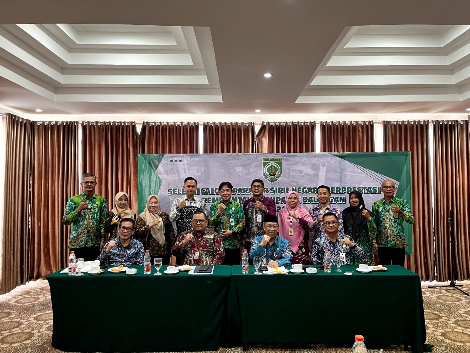 Pegawai DPMPTSP Kabupaten Balangan yang di wakili Kepala Sub Bagian Perencanaan dan Keuangan, Fitri Efendi,S.Pd,MM, dan JF Analis Kebijakan Isnaningaih,S.Kom,MM mengikuti Seleksi ASN Berprestasi di lingkungan Pemerintah Kabupaten Balangan Tahun 2024 di Hotel Grand Qin Banjarbaru